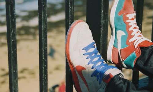 National Day two different shoe colors |