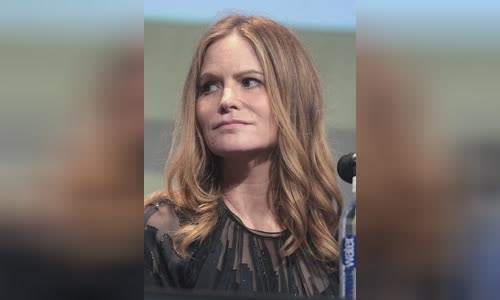 Jennifer Jason Leigh