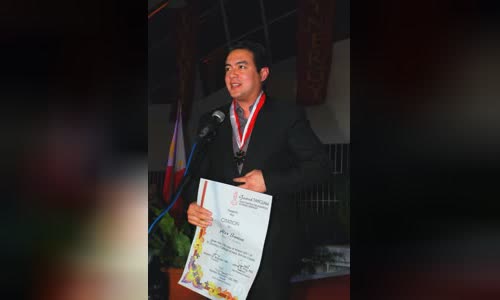 Alex Santos (newscaster)