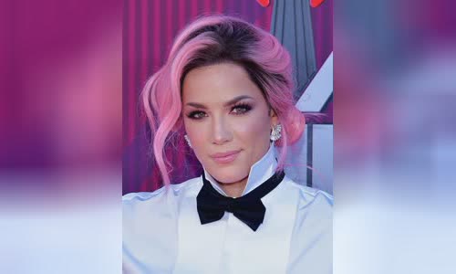 Halsey (singer)