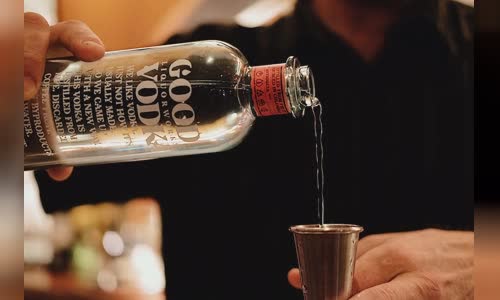 ruou-ngon-tao-ra-ruou-vodka-ngon-tu-trai-ca-phe-sau-thu-hoach image