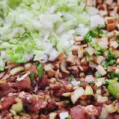 Cách làm bánh bao nhân thịt xào đậu hũ và rau cải