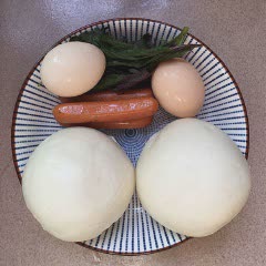 Cách làm Bánh Bao Tẩm Trứng Chiên Xúc Xích cực đơn giản