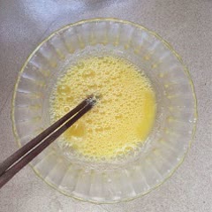 Cách làm Bánh Bao Tẩm Trứng Chiên Xúc Xích cực đơn giản