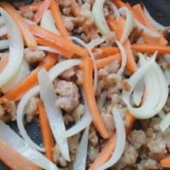 Cách làm bánh gạo cay sốt thịt bằm