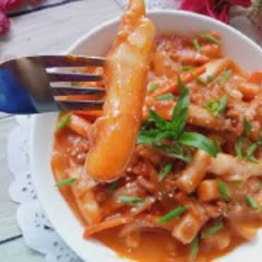 Cách làm bánh gạo cay sốt thịt bằm