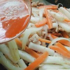 Cách làm bánh gạo cay sốt thịt bằm