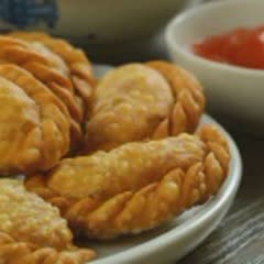Cách làm Bánh gối nhân cà ri gà giòn rụm hấp dẫn