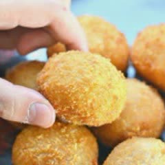 Cách làm bánh khoai môn chiên xù nhân trứng muối