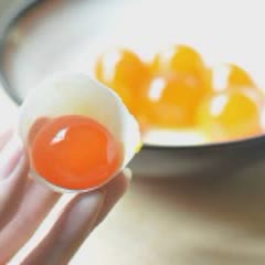 Cách làm bánh khoai môn chiên xù nhân trứng muối