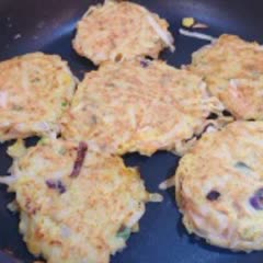 Cách làm Bánh Khoai Tây Chiên Tôm rau củ, thơm ngon cho bé