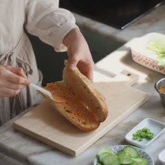 Cách làm bánh mì kẹp thịt gà chiên áp chảo
