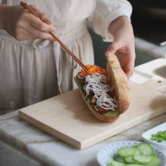 Cách làm bánh mì kẹp thịt gà chiên áp chảo