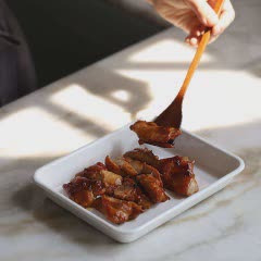 Cách làm bánh mì kẹp thịt gà chiên áp chảo
