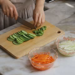 Cách làm bánh mì kẹp thịt gà chiên áp chảo