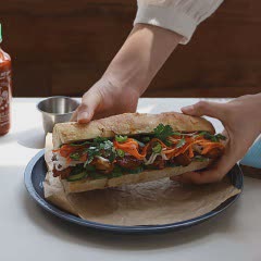 Cách làm bánh mì kẹp thịt gà chiên áp chảo