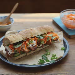Cách làm bánh mì kẹp thịt gà chiên áp chảo