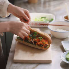Cách làm bánh mì kẹp thịt gà chiên áp chảo