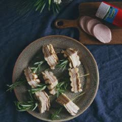 Cách làm Bánh mì kẹp thịt nguội hương thảo