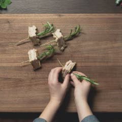 Cách làm Bánh mì kẹp thịt nguội hương thảo