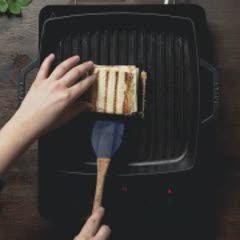 Cách làm Bánh mì kẹp thịt nguội hương thảo