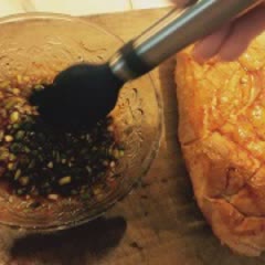 Cách làm bánh mì nướng muối ớt và cá ngừ