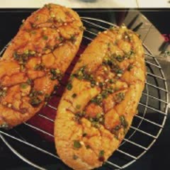 Cách làm bánh mì nướng muối ớt và cá ngừ