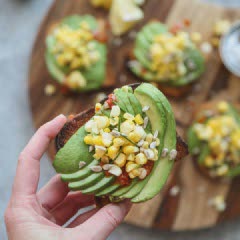 Cách làm Bánh mì phủ bơ và salad bắp