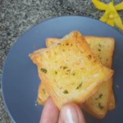 Cách làm Bánh Mì Tỏi Bơ Giòn Béo đơn giản bằng lò nướng