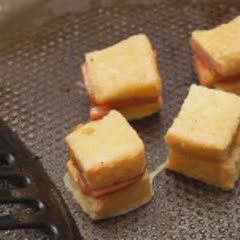 Cách Làm Bánh Mì Trứng Chiên Xúc Xích Để Ăn Vặt