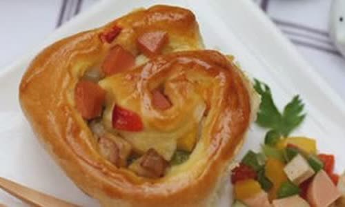Cách Làm Bánh Mì Trứng Cút Xúc Xích Ngon Miệng