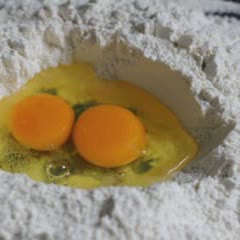 Cách Làm Bánh Mì Trứng Cút Xúc Xích Ngon Miệng