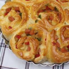 Cách Làm Bánh Mì Trứng Cút Xúc Xích Ngon Miệng