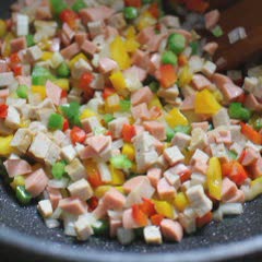 Cách Làm Bánh Mì Trứng Cút Xúc Xích Ngon Miệng