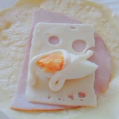 Cách làm bánh thịt xông khói cuộn phô mai chiên xù