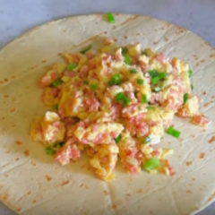 Cách làm bánh Tortilla cuộn thịt trứng