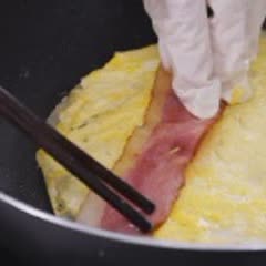 Cách làm bánh trứng cuộn thịt xông khói