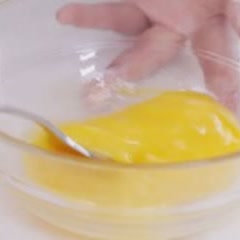 Cách làm bánh trứng cuộn thịt xông khói