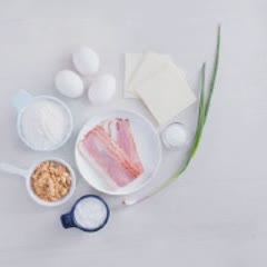 Cách làm bánh trứng cuộn thịt xông khói
