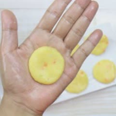 Cách làm bánh trứng khoai tây chấm sốt bông cải xanh