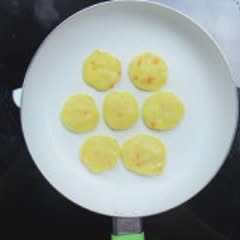 Cách làm bánh trứng khoai tây chấm sốt bông cải xanh
