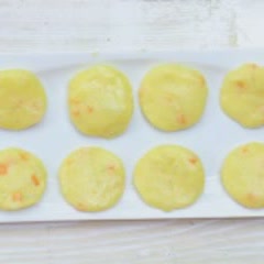 Cách làm bánh trứng khoai tây chấm sốt bông cải xanh