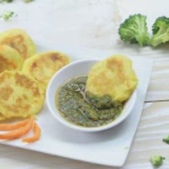Cách làm bánh trứng khoai tây chấm sốt bông cải xanh