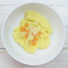 Cách làm bánh trứng khoai tây chấm sốt bông cải xanh