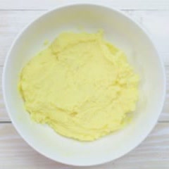 Cách làm bánh trứng khoai tây chấm sốt bông cải xanh