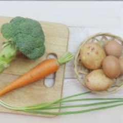 Cách làm bánh trứng khoai tây chấm sốt bông cải xanh