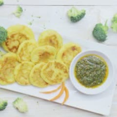 Cách làm bánh trứng khoai tây chấm sốt bông cải xanh
