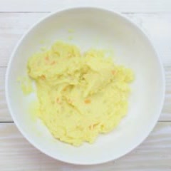 Cách làm bánh trứng khoai tây chấm sốt bông cải xanh