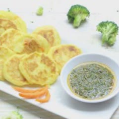 Cách làm bánh trứng khoai tây chấm sốt bông cải xanh