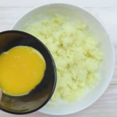Cách làm bánh trứng khoai tây chấm sốt bông cải xanh